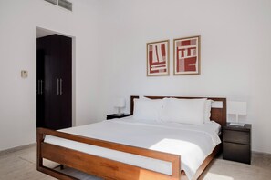Iron/ironing board, WiFi, bed sheets - Blueground | JLT, pool, nr Dubai Marina (Dubai)