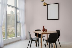 Dining - Blueground | JLT, pool, nr Dubai Marina (Dubai)