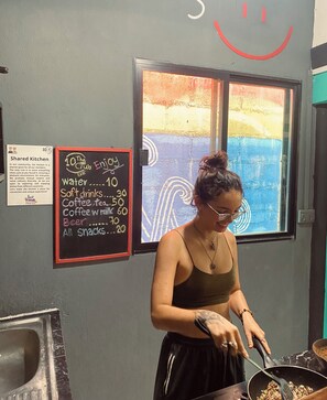 Shared fridge, microwave - The 10 club hostel (Ko Pha-ngan)