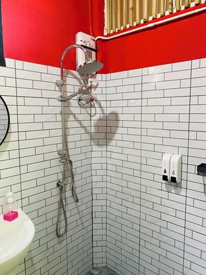 Bathroom - The 10 club hostel (Ko Pha-ngan)