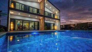 Deluxe-Maisonette, 3 Schlafzimmer, Küche, Poolblick | Minibar, Zimmersafe, Schreibtisch, laptopgeeigneter Arbeitsplatz