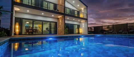 Deluxe Duplex, 3 Bedrooms, Kitchen, Pool View | In-room safe, desk, laptop workspace, blackout drapes