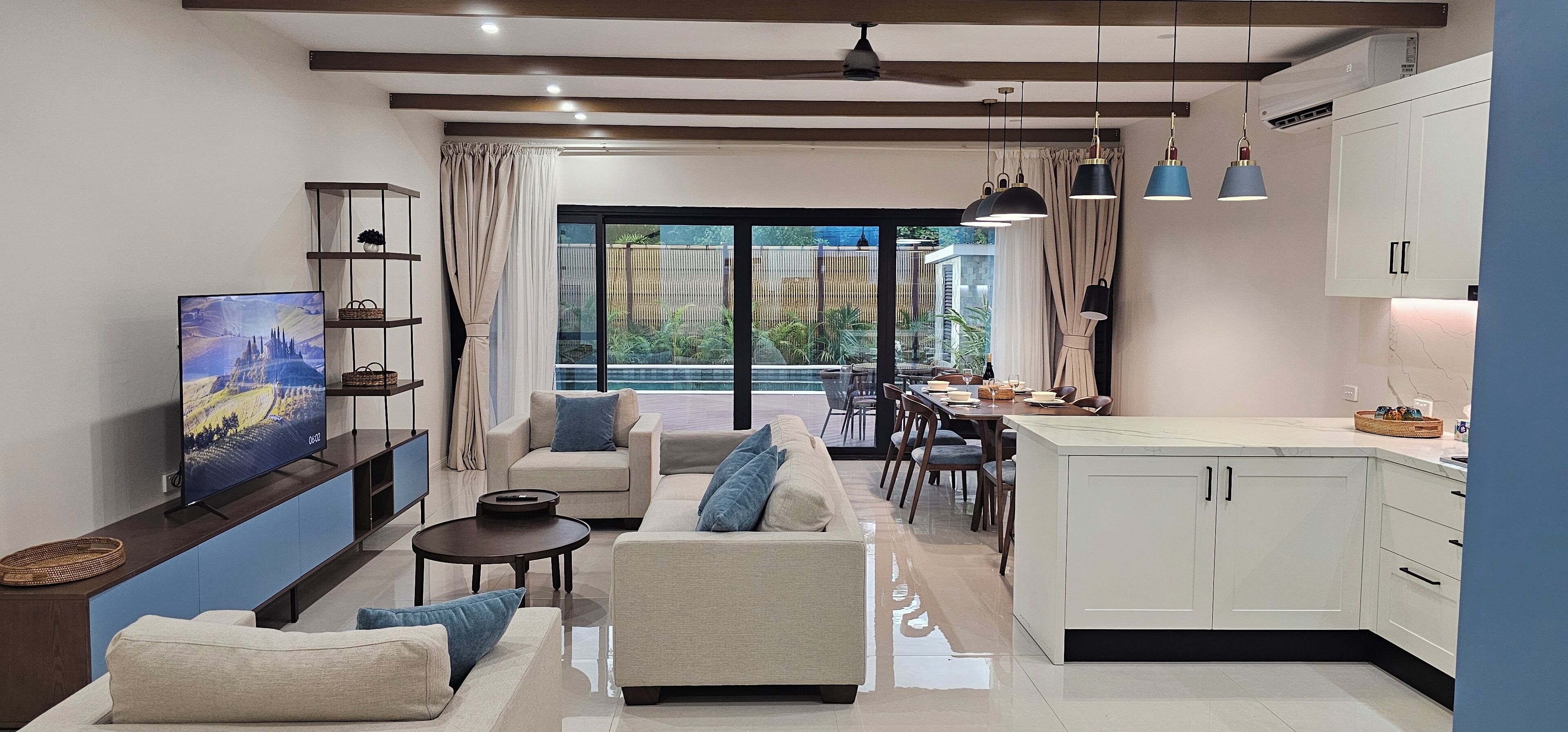 Nhà Duplex Deluxe, 3 phòng ngủ, bếp, quang cảnh hồ bơi | Khu phòng khách