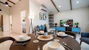 Deluxe-Apartment, Balkon, Kanalblick | Esszimmer