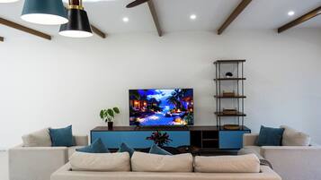 Deluxe Duplex, 3 Bedrooms, Kitchen, Pool View | Living area