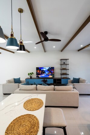 Chambre Duplex Deluxe, 3 chambres, cuisine, vue sur la piscine | Aire de séjour