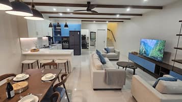 Deluxe Duplex, 3 Bedrooms, Kitchen, Pool View | Ruang tamu
