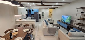 Deluxe Duplex, 3 Bedrooms, Kitchen, Pool View | Living area