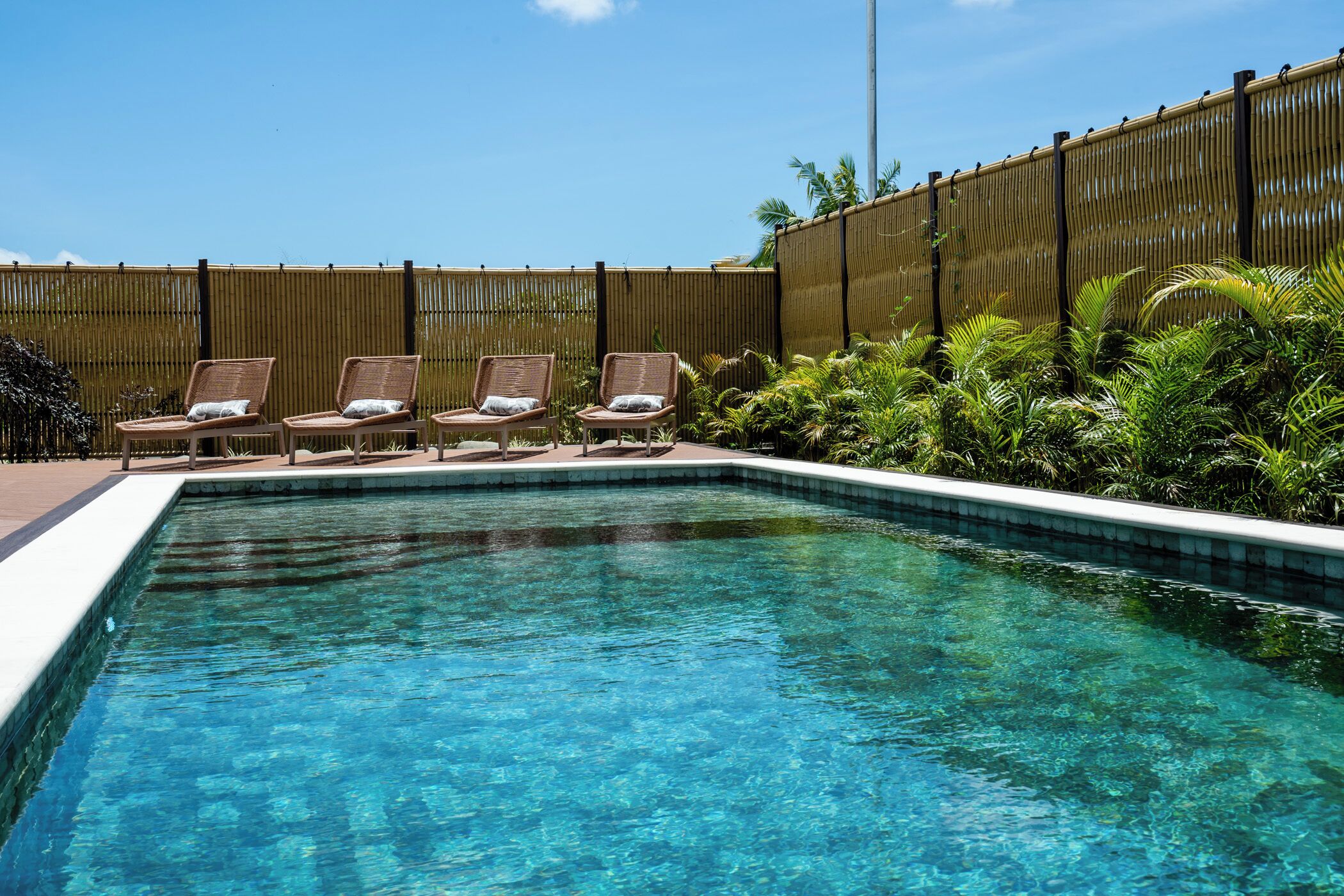 Piscine extérieure, chaises longues