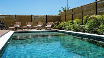 Piscine extérieure, chaises longues