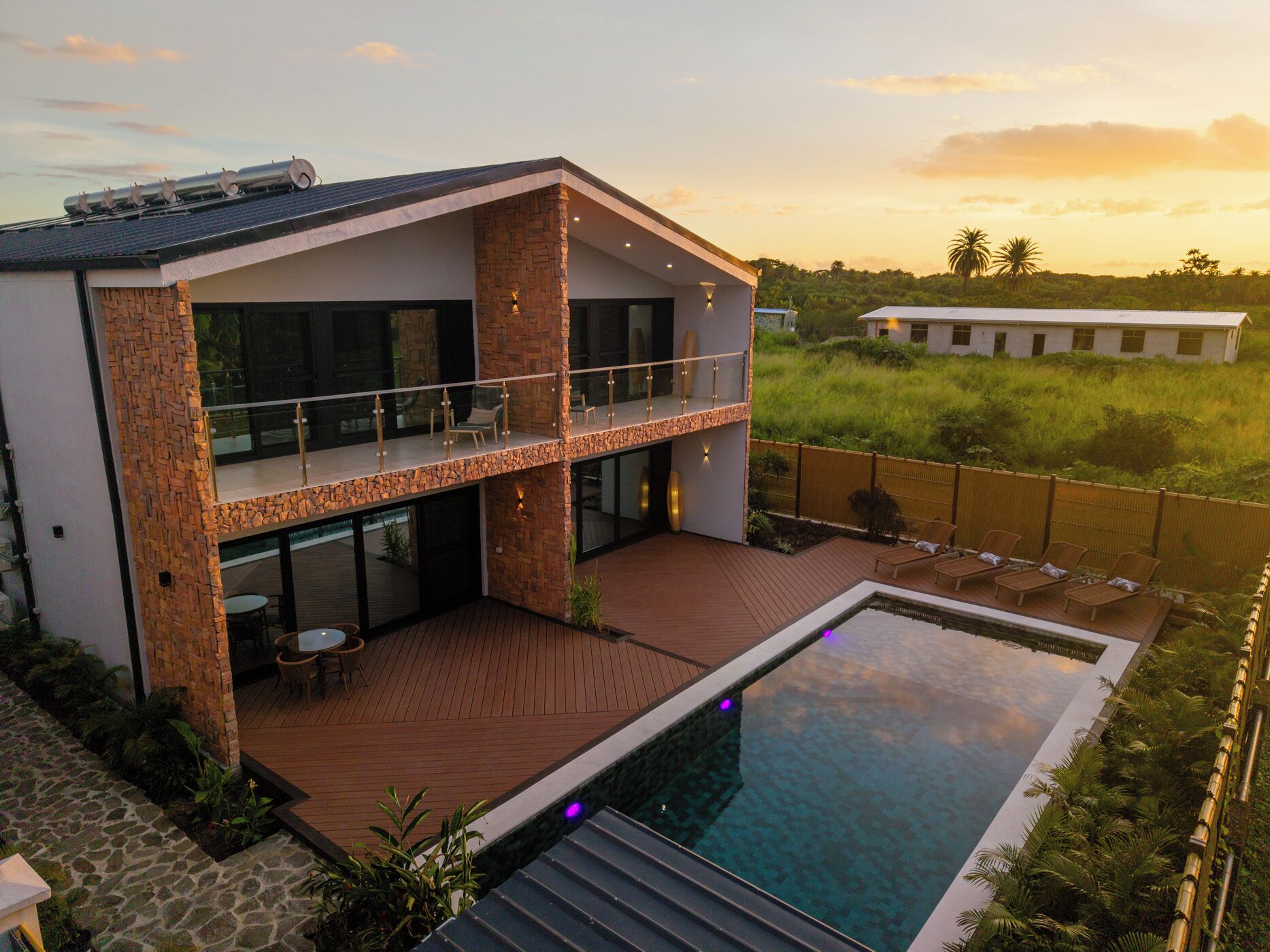 Alberca al aire libre, acceso de 07:00 a 23:00, y camastros 