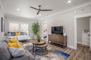 Living area - The Yellow Brick Road House at East Downtown (Houston)