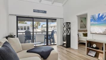 Ferienhaus, Mehrere Betten, Terrasse, eingeschränkter Meerblick (TAR1555-B212) | Wohnbereich