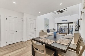 独立别墅, 多张床, 露台, 部分海洋景观 (TAR1555-B212) | 2 多间卧室、特色装修、特色家居、床单