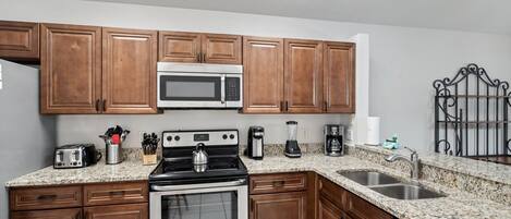 House, Multiple Beds, Pool Access, Pool View (OXF786) | Private kitchen