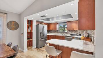 Casa, várias camas, aceita animais de estimação, vista para a cidade (GSS227) | Cozinha privada | Chaleira elétrica