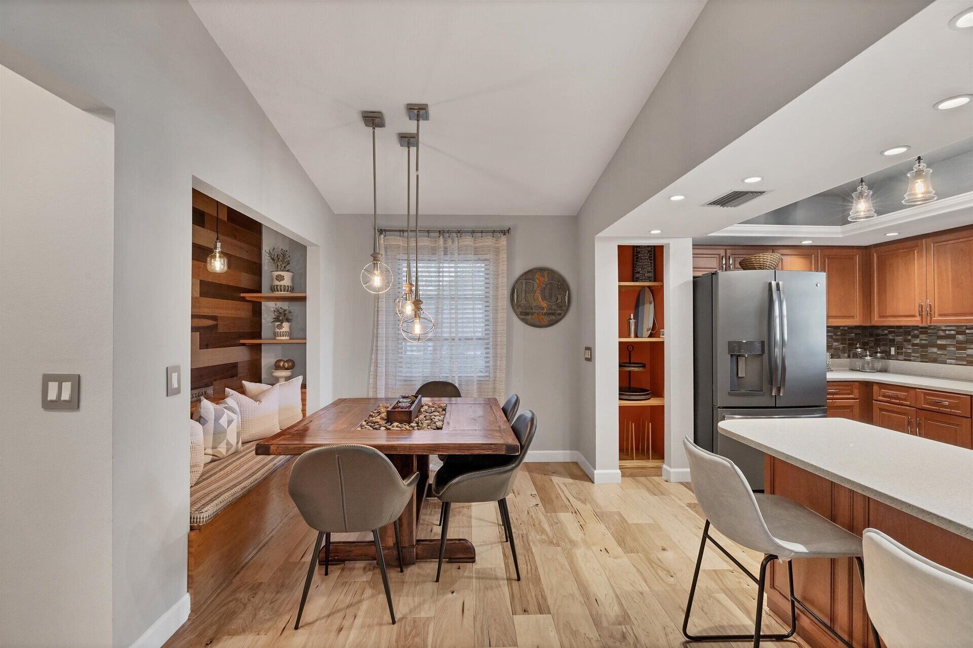 2 عدّة غرف نوم وبديكورات فريدة لكل غرفة وطراز فريد لكل وحدة