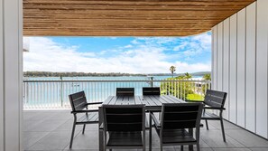 Outdoor dining - Coastal Comfort with Beautiful Bay Views (Batemans Bay)
