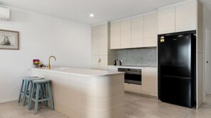 Refrigerador, microondas, horno y parrilla de estufa 