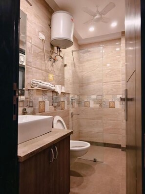 Regadera, toallas, jabón, shampoo 