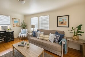 Smart TV - Mission Beach Stay | A/C • Garage • Steps to Water (San Diego)