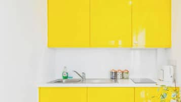 Frigorifero, microonde, piano cottura, tostapane