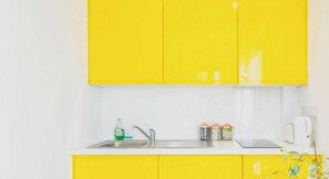 Frigorífico, microondas, placa de cocina y tostadora