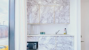 A kitchen with marble countertops and a built-in dishwasher. - Comfy Studio Apartment in Heart of Sheffield (Sheffield)