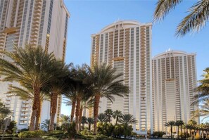 Exterior - Classic Vegas: Amazing Views in Master Bedroom, walk-out balcony, living room (Las Vegas)