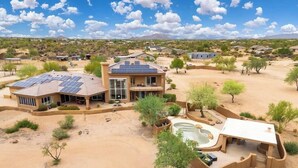 Una casa grande con piscina y paneles solares.