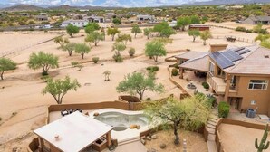 Zona residencial con casas, piscina y paisaje desértico.