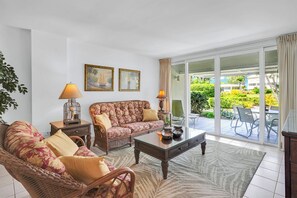 TV - 2 Bedroom, 2 Bathroom Ground Floor Condo (Seven Mile Beach)