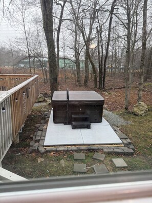 Terrace/patio - Welcoming 4-bedroom house with hot tub sauna ev charger in Tobyhanna (Tobyhanna)