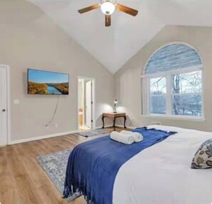 4 bedrooms, iron/ironing board, WiFi, bed sheets - Welcoming 4-bedroom house with hot tub sauna ev charger in Tobyhanna (Tobyhanna)