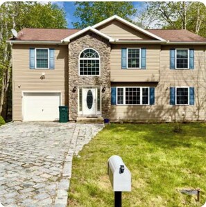 Exterior - Welcoming 4-bedroom house with hot tub sauna ev charger in Tobyhanna (Tobyhanna)