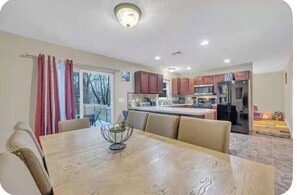 Dining - Welcoming 4-bedroom house with hot tub sauna ev charger in Tobyhanna (Tobyhanna)
