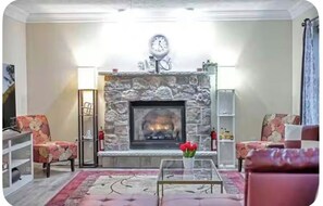 Interior - Welcoming 4-bedroom house with hot tub sauna ev charger in Tobyhanna (Tobyhanna)