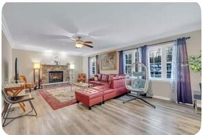 TV, fireplace - Welcoming 4-bedroom house with hot tub sauna ev charger in Tobyhanna (Tobyhanna)