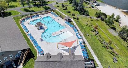 Welcoming 4-bedroom house with hot tub sauna ev charger in Tobyhanna