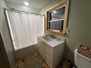 Douche, sèche-cheveux, serviettes fournies, savon
