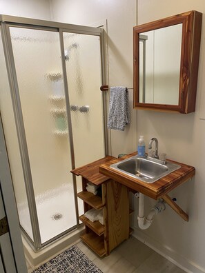 Dusche, Haartrockner, Handtücher, Seife