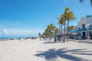 Beach - Private Chic Studio with Patio • King Bed • Near Beach (Hollywood)