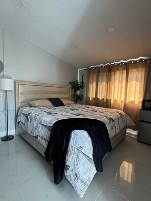 1 bedroom, iron/ironing board, WiFi, bed sheets - Private Chic Studio with Patio • King Bed • Near Beach (Hollywood)