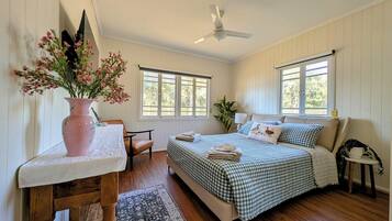 Iron/ironing board, Internet, bed sheets