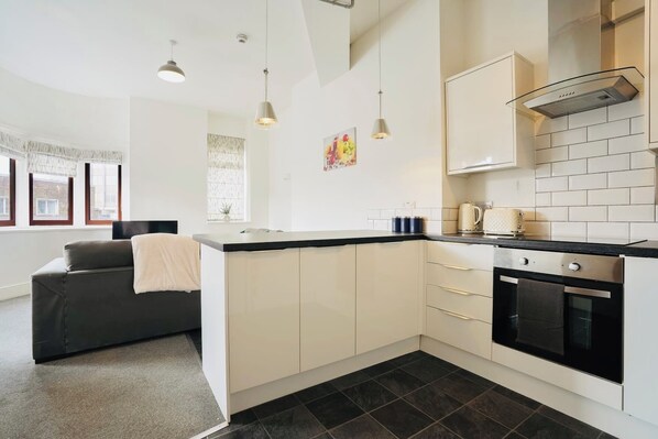 Fridge, microwave, oven, stovetop - Stylish Hull Stay • City Centre • 5
Min to Station (Kingston upon Hull)