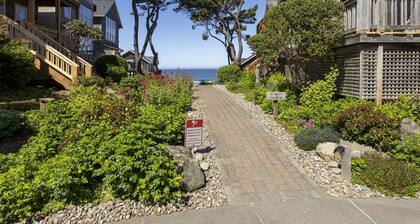 Cozy Private Carriage House, Hot Tub, Queen Bed - stroll to easy beach access.