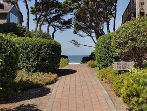 Property grounds - Cozy Private Carriage House, Hot Tub, Queen Bed - stroll to easy beach access. (Depoe Bay)