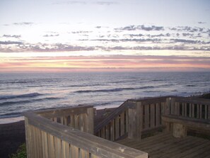 Property grounds - Cozy Private Carriage House, Hot Tub, Queen Bed - stroll to easy beach access. (Depoe Bay)
