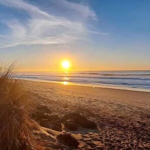 Beach - Cozy Private Carriage House, Hot Tub, Queen Bed - stroll to easy beach access. (Depoe Bay)
