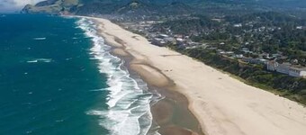 Cozy Private Carriage House, Hot Tub, Queen Bed - stroll to easy beach access.